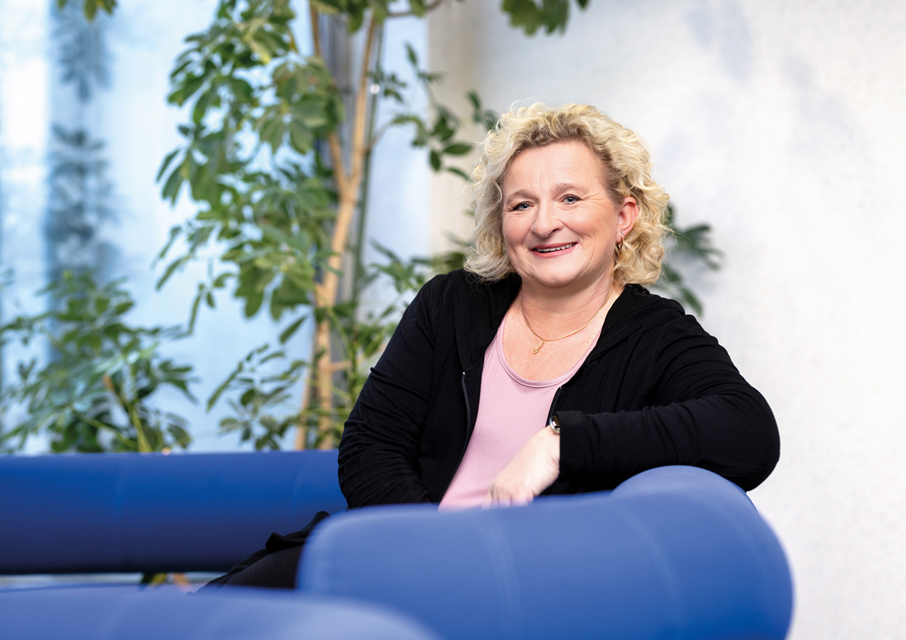 Yvonne, ehemalige Erzieherin, ist heute glücklich in ihrem Job als Verwaltungsfachangestellte
